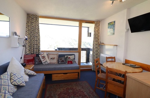 Le Lavachet Apartment | Cozy studio with balcony near slopes, WiFi included
