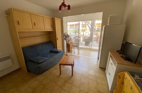 La Franqui Apartment | Cozy Studio with Cabine, 4 Guests, Near Beach and Shops, Terrace, Parking, Fully Equipped