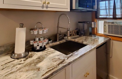 East Chop Apartment | Cozy studio with free WiFi, private deck & kitchenette - walk to downtown