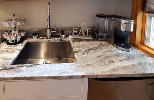 East Chop Apartment | Cozy studio with free WiFi, private deck & kitchenette - walk to downtown