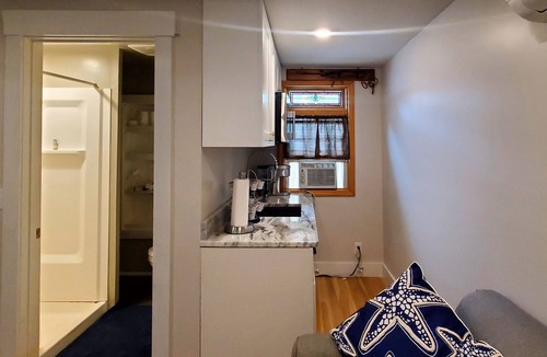 East Chop Apartment | Cozy studio with free WiFi, private deck & kitchenette - walk to downtown