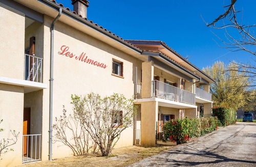Barbotan-les-Thermes Apartment | Cozy Studio with Private Terrace, Air Conditioning & Pool Table – Cazaubon
