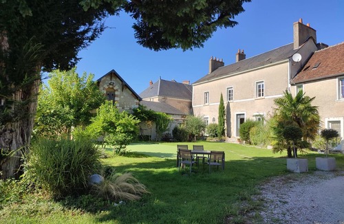 Pontlevoy Apartment | Cozy studio with shared garden and parking, ideal for couples facing Pontlevoy Abbey