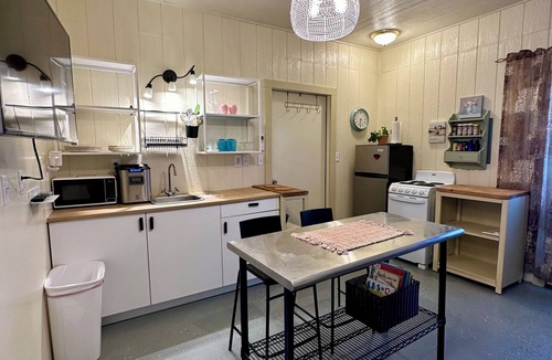 Hallettsville Apartment | Cozy studio with private garage parking in Hallettsville