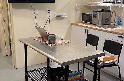 Hallettsville Apartment | Cozy studio with private garage parking in Hallettsville