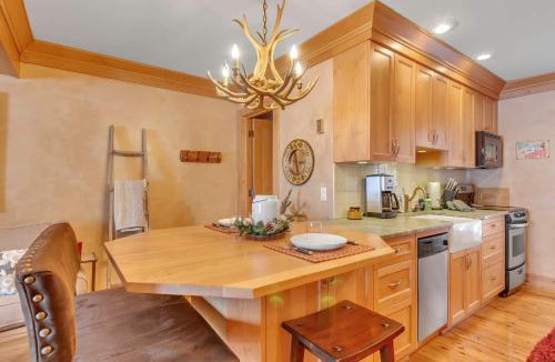 Ellicottville House | Cozy Studio Wood Fireplace