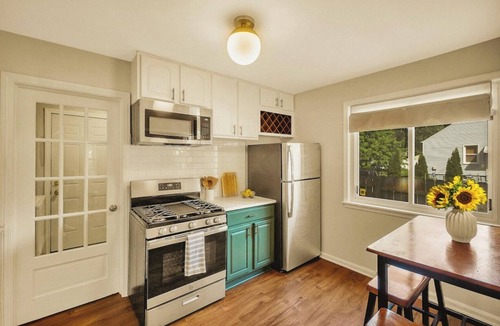 Ferndale House | Cozy- Stylish 2 bd with fenced in back yard w/Firepit