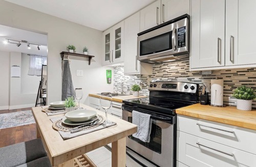 Streetsville House | Cozy & Stylish 2BR w/Hot Tub & Fireplaces