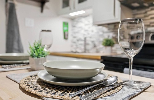 Streetsville House | Cozy & Stylish 2BR w/Hot Tub & Fireplaces
