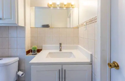 Oakwood Village House | Cozy Stylish Midtown House