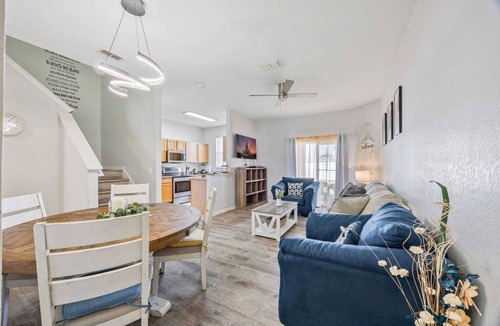 Wellington House | Cozy Stylish Townhome