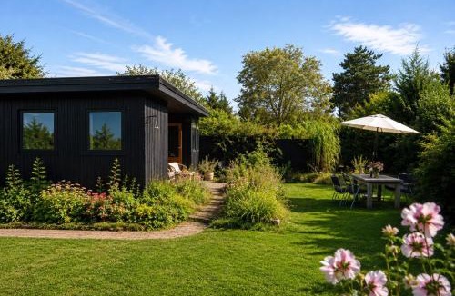 Vejby House | Cozy summer cottage with orangery close to Heatherhill and Beach