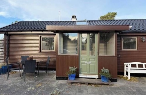 Hoeve Strand House | Cozy summer house with greenhouse near Høvestrand