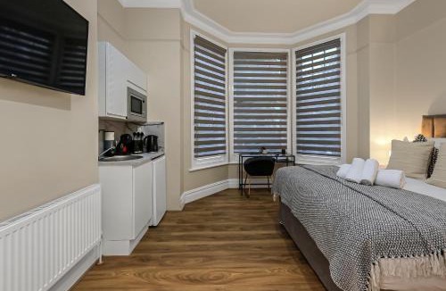 Clapton Apartment | Cozy Sunlit Studio with Kitchenette