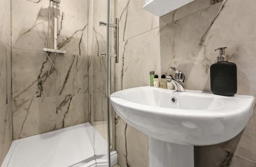 Clapton Apartment | Cozy Sunlit Studio with Kitchenette