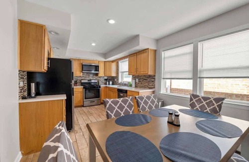Forestview Apartment | Cozy, Sunny, and Clean Apt 3 bd Free Parking