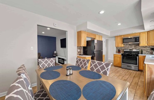 Forestview Apartment | Cozy, Sunny, and Clean Apt 3 bd Free Parking