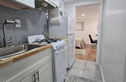 Olney-Oak Lane Apartment | Cozy Sunny Studio near Einstein Hospital with Quick Access to Transit
