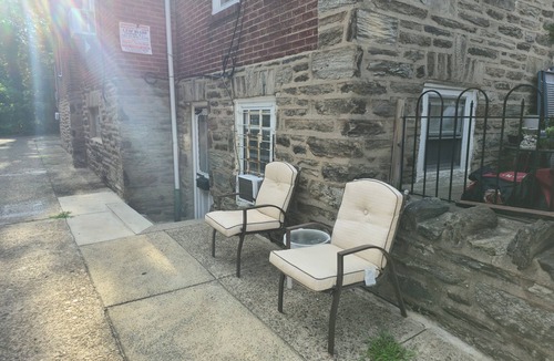 Olney-Oak Lane Apartment | Cozy Sunny Studio near Einstein Hospital with Quick Access to Transit