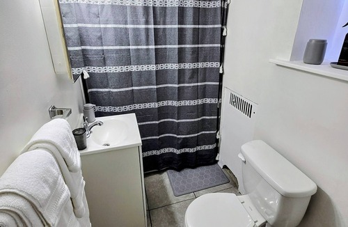 Olney-Oak Lane Apartment | Cozy Sunny Studio near Einstein Hospital with Quick Access to Transit