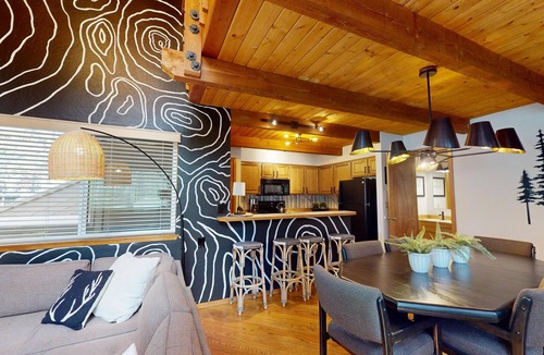 Tennis Village Condo | Cozy Sunriver Condo with A/C, Fireplace & BBQ