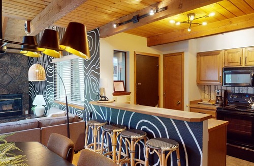 Tennis Village Condo | Cozy Sunriver Condo with A/C, Fireplace & BBQ