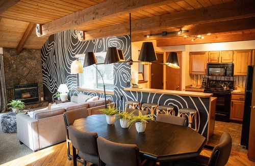 Tennis Village Condo | Cozy Sunriver Condo with A/C, Fireplace & BBQ