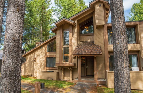 Tennis Village Condo | Cozy Sunriver Condo with A/C, Fireplace & BBQ
