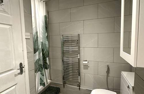 Ladywell Apartment | Cozy Super King-Size Bedroom