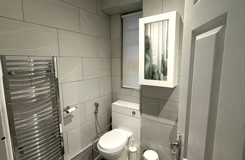 Ladywell Apartment | Cozy Super King-Size Bedroom