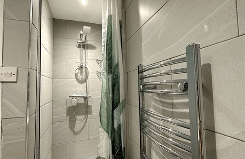 Ladywell Apartment | Cozy Super King-Size Bedroom