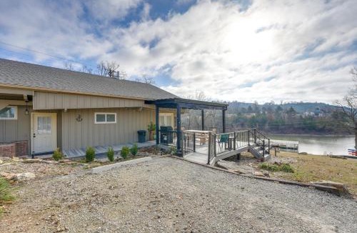 Cape Fair House | Cozy Table Rock Lake 'Boathouse' w/Pool Access