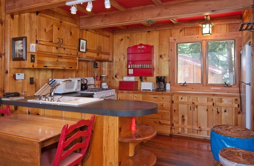Pineland Cottage | Cozy Tahoe Cottage~Pet Friendly~Honeymoon Cottage