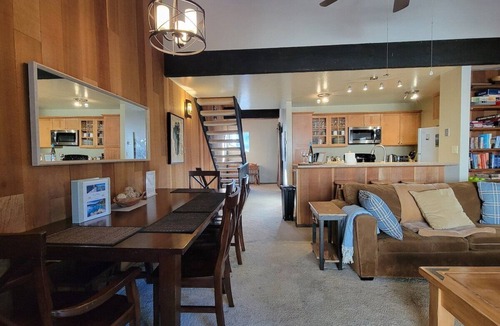 Kings Beach House | Cozy Tahoe Townhome <10 mins from Lake