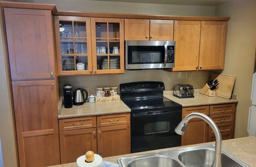Kings Beach House | Cozy Tahoe Townhome <10 mins from Lake