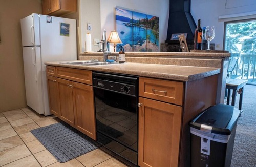 Kings Beach House | Cozy Tahoe Townhome <10 mins from Lake