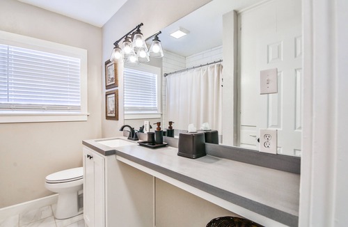 Tech Terrace House | Cozy Tech Terrace Cottage - Just a short walk to Texas Texas