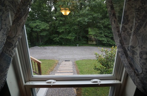 Crossville House | Cozy Tennessee Plateau home. Furnished outdoor living with 1G Wi-Fi