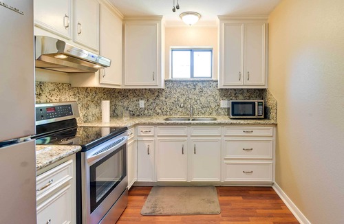 Texas City Apartment | Cozy Texas City Guest House - 5 Mi to Beach!