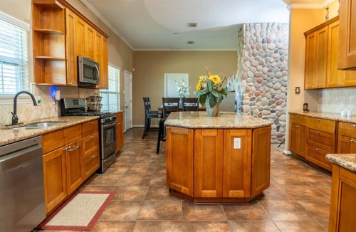 Marshall House | Cozy Texas Getaway w/Fireplace Near Lakes