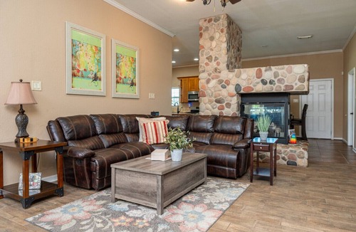 Marshall House | Cozy Texas Getaway w/Fireplace Near Lakes