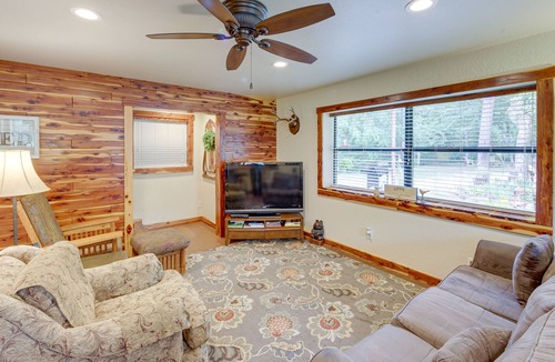 Smith County Cabin | Cozy Texas Retreat w/ Patio, Fire Pit & Grill!