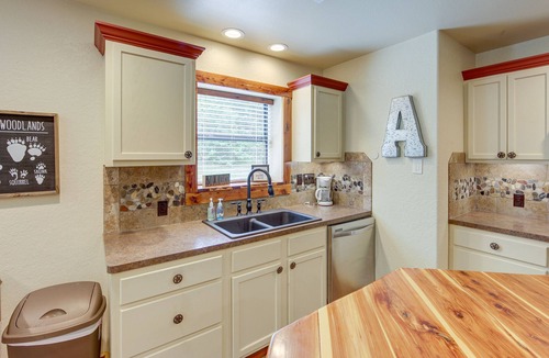 Smith County Cabin | Cozy Texas Retreat w/ Patio, Fire Pit & Grill!