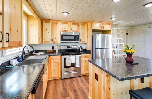 Paige Cabin | Cozy Texas Retreat w/ Covered Deck & Private Pond!