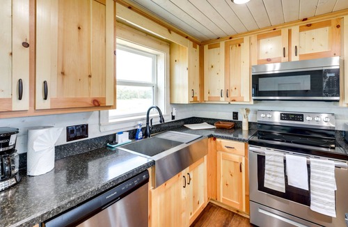 Paige Cabin | Cozy Texas Retreat w/ Covered Deck & Private Pond!