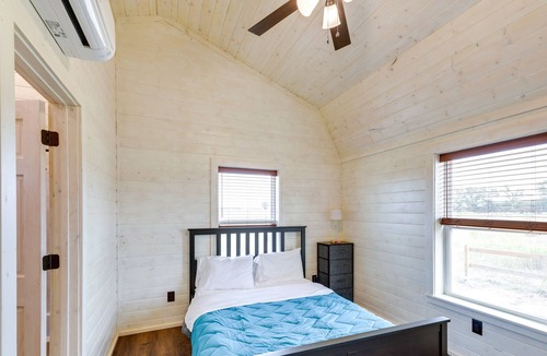 Paige Cabin | Cozy Texas Retreat w/ Covered Deck & Private Pond!