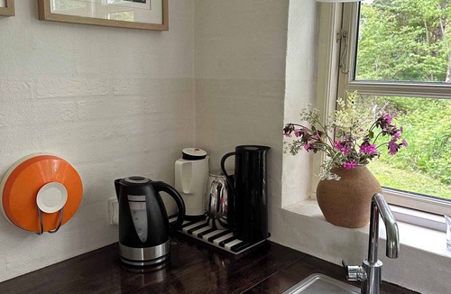 Skodshoved Villa | Cozy, thatched cottage with modern décor