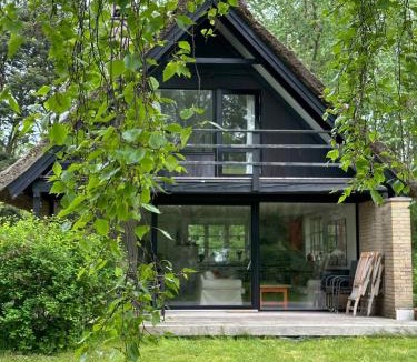 Skødshoved Strand House | Cozy Thatched Cottage With Modern Décor