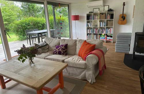 Skødshoved Strand House | Cozy Thatched Cottage With Modern Décor