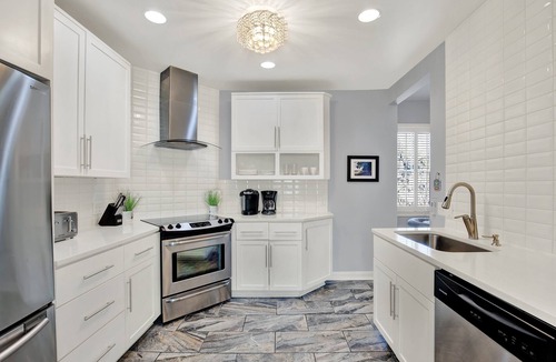 Metropolitan Apartment | Cozy Three-Bed Apartment Steps to Thomas Square